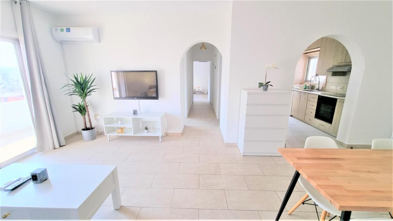 Spacious Lightflooded 2Br Apt / Near Center & Harbour Larnaca Buitenkant foto